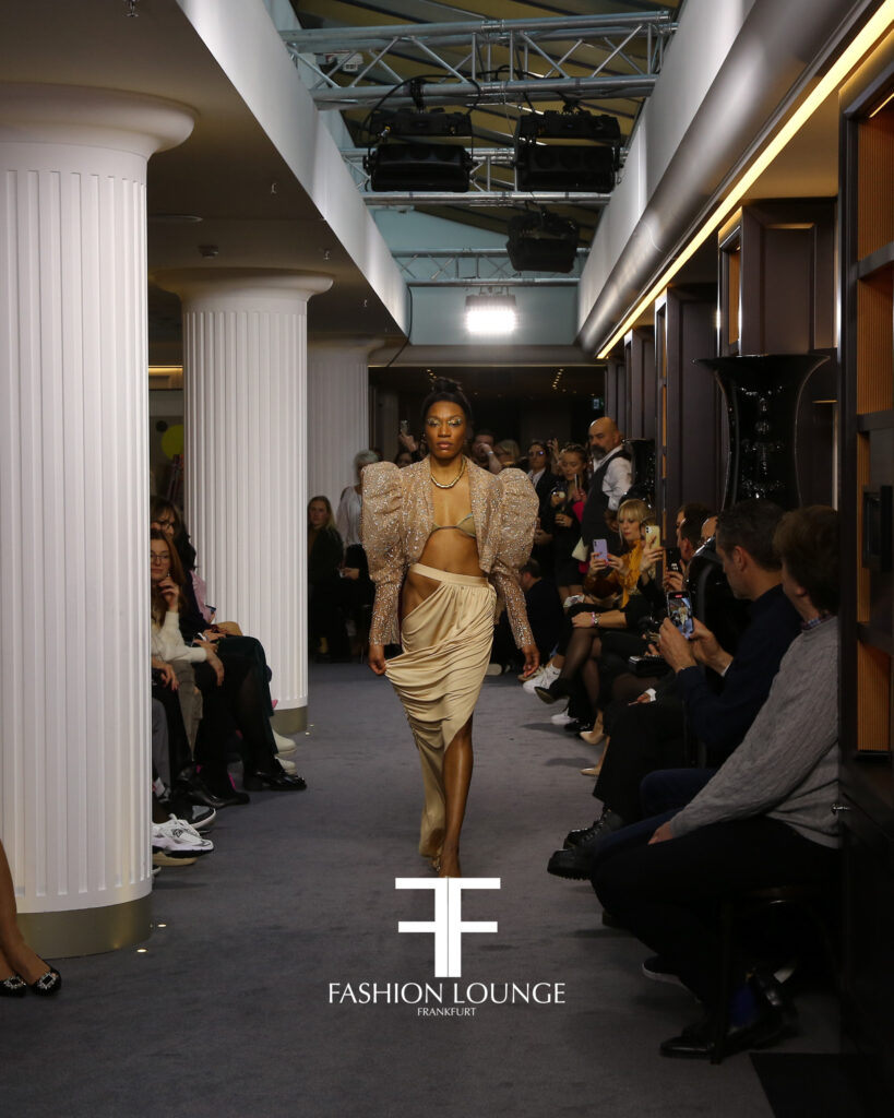 Ein goldenes Kleid, der Frankfurt Fashion Lounge.